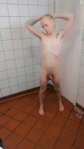 Fag in public toilet