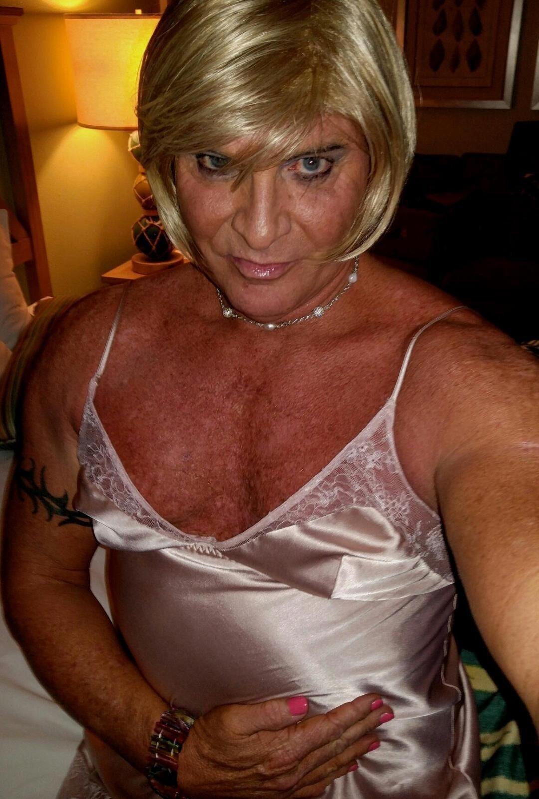 Im Mike Dickey in Myrtle Beach SC and I’m proud to be a gay sissy CD!